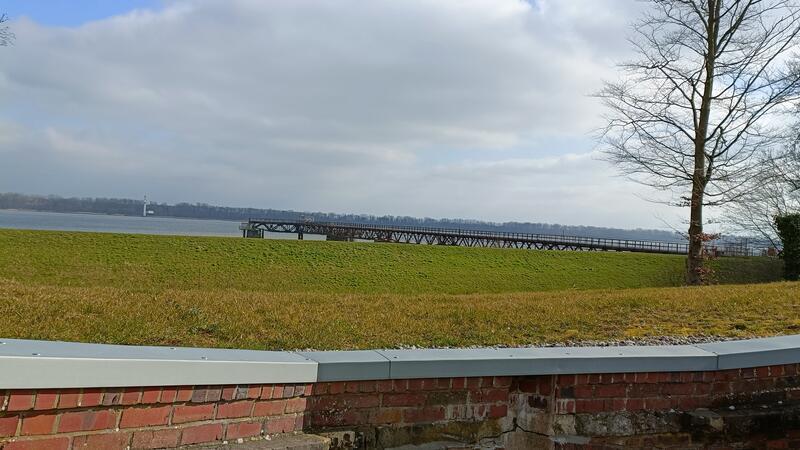 Von der Dachterrasse aus gibt es freien Blick auf die Elbe.