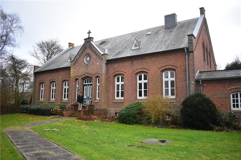 Burchard von der Decken steht vor der Haupteingangstür zum Pfarrhaus in Balje.