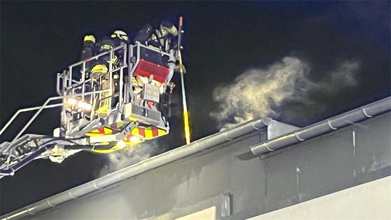 Großeinsatz in Buxtehude: Vier Verletzte bei Feuer in Mehrfamilienhaus Von der Drehleiter aus verschaffen sich Feuerwehrleute einen Überblick.