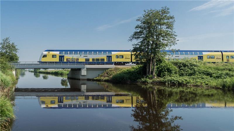 Von der Eisenbahnbrücke ins Wasser: Die Aktion führte laut Bundespolizei zu Zugverspätungen.