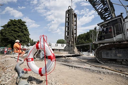 Von der Elbhalbinsel Dradenau wird parallel ein Fernwärme-Elbtunnel bis nach Blankenese gebaut. Foto: Christian Charisius/dpa