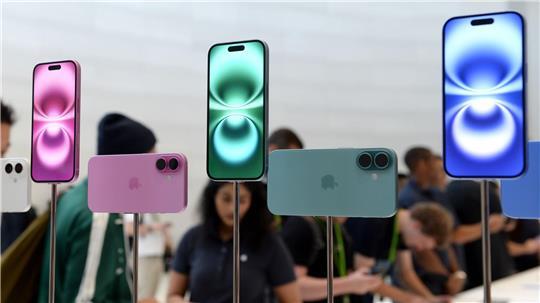 Von der Erleichterung profitiert besonders Apple: Die weitaus meisten iPhones und andere Geräte des Konzerns werden in China gebaut. (Archivbild)