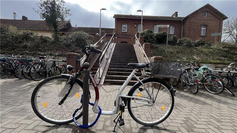 Von der Giselbertstraße sollen die Radfahrer direkt in das teilweise unterirdische Parkhaus fahren können. Von dort gibt es eine direkte Verbindung zur Bahnsteig-Unterführung.