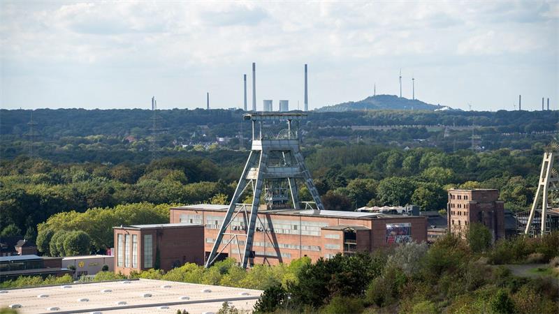 Junger Hamburger wird erster Haldenwärter im Ruhrgebiet Von der Halde aus hat man einen herrlichen Panorama-Blick auf das für manche überraschend grüne Ruhrgebiet.