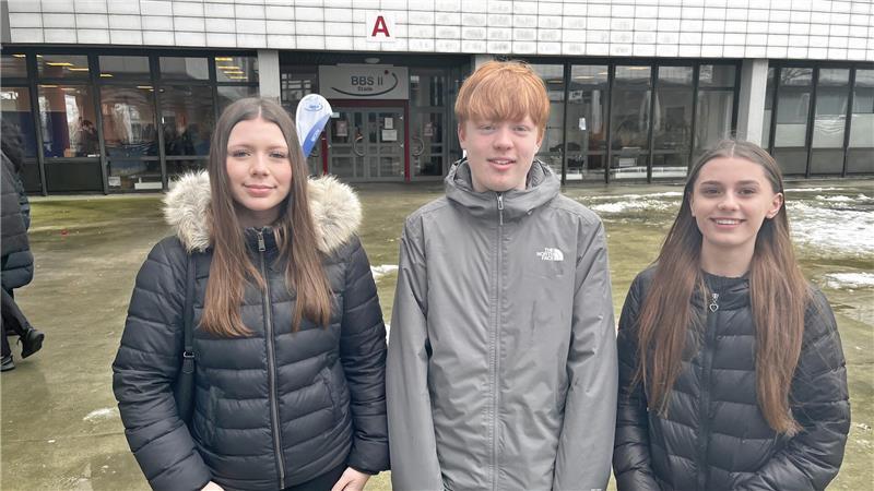 Von der IGS Buxtehude zu Besuch beim Tag der offenen Tür: Oskar (Mitte) will Rettungssanitäter werden, Emily (links) und Jule interessieren sich für medizinische Berufe und Kosmetik.