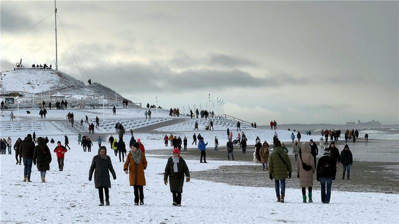 Von der Küste bis zum Harz geht es in Niedersachsen an diesem Wochenende winterlich-weiß zu - etwa auf Norderney.