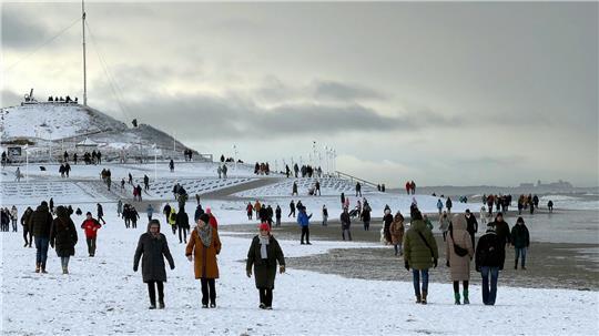 Von der Küste bis zum Harz geht es in Niedersachsen an diesem Wochenende winterlich-weiß zu - etwa auf Norderney.