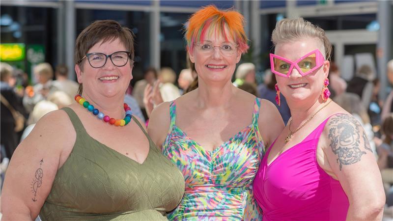 Von der Kundin zum Laienmodel: Bianca Krüger, Stephanie Doormann und Sandra Schlabbach stehen bei der Modenschau von „Sie - Dessous- & mehr“ im Rampenlicht.