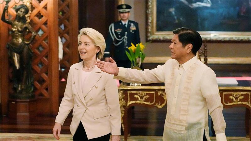 EU und Philippinen einigen sich auf Freihandelsabkommen Von der Leyen besuchte den Präsidenten der Philippinen, Ferdinand Marcos Jr., 2023 in Manila. Die Seiten einigten sich, die Verhandlungen über ein Freihandelsabkommen wieder aufzunehmen. (Archivbild)