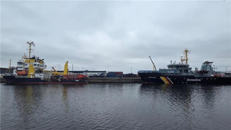 Von der Neufelder Straße im Fischereihafen aus lässt sich ein Blick auf den Schlepper "Fortuna B" werfen.