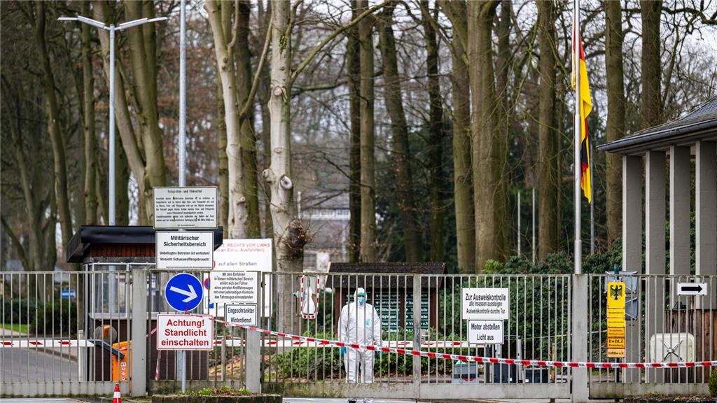 Von der Polizei abgesperrt ist das Areal vor der Von-Düring-Kaserne. Ein Bundesw...