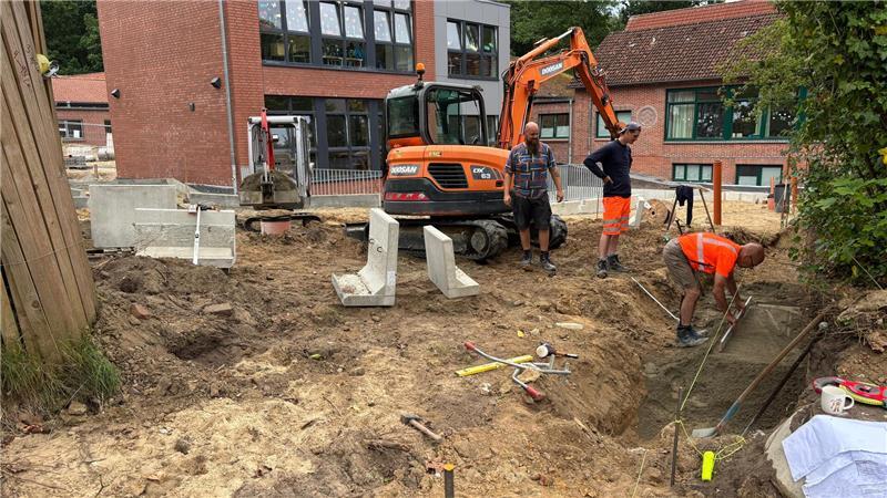 Sanierung: Das passiert in den Ferien an den Horneburger Schulen Von der Straße Auf dem Reller aus entsteht ein neues Außengelände mit Fußweg. Zudem entstehen 17 neue Parkplätze.
