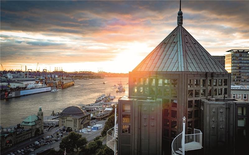 Von der Towerbar im zwölften Stockwerk hat man den perfekten Blick auf den Hafen und den Kiez. Foto Hotel Hafen Hamburg