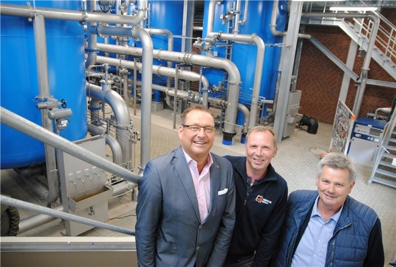 Von der Treppe aus haben Stadtwerke-Chef Stefan Babis, Betriebsleiter Eckhard Dittmer und Detlef Dammann, Abteilungsleiter Wassergewinnung (von links), einen guten Blick auf die Anlagen des neuen Wasserwerks in Eilendorf. Foto: Richter