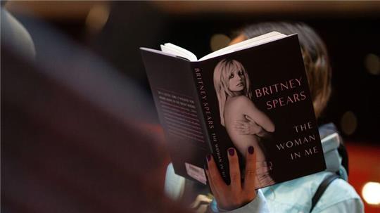 Von der deutschsprachigen Ausgabe von „The Woman in Me“ wurden hierzulande bereits 120.000 Exemplare ausgeliefert, wie der Pengiun Verlag mitteilt.