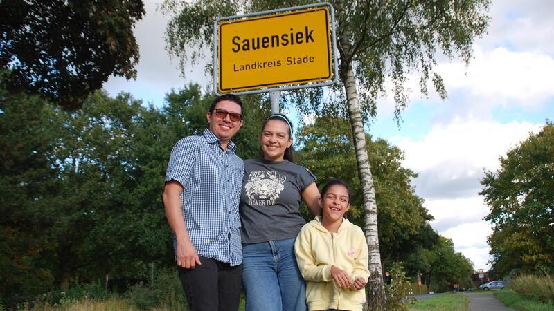 Von der kolumbianischen Großstadt Pereira nach Deutschland in die ländliche Idylle: Yeison, Carolina und Tochter Valentina möchten in Sauensiek bleiben.