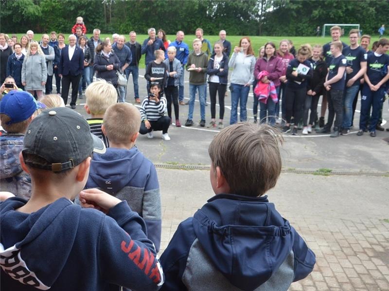 Von der neuen Bühne herab singen die Grundschüler in Bargstedt 2019 ein Dankes-Lied für die Landjugend.