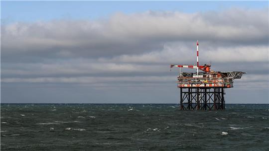 Von dieser Bohrplattform soll in der Nordsee vor Borkum nach Gas gebohrt werden. (Archivbild)