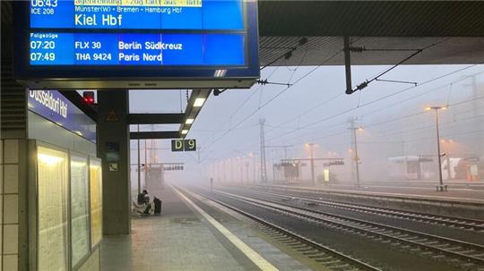 Von einem Bahnsteig des Düsseldorfer Hauptbahnhofs ist ein Betrunkener beim Urinieren vor einen Regionalzug gefallen.