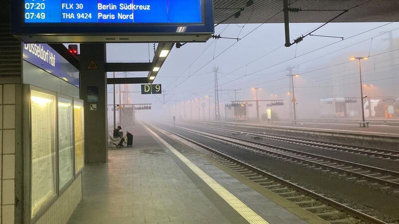 Beim Urinieren in Düsseldorf vor Zug gefallen Von einem Bahnsteig des Düsseldorfer Hauptbahnhofs ist ein Betrunkener beim Urinieren vor einen Regionalzug gefallen (Archivbild).