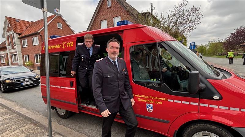 Von einem Sammelparkplatz im Gewerbegebiet Ostfeld transportiert die Feuerwehr Delegierte in einem Shuttle-Verkehr zur Festhalle. In Jork herrscht Parkplatznot, weil das Blütenfest und der Kreisfeuerwehrverbandstag gleichzeitig stattfinden. Auf dem Bild steigen die Feuerwehrleute Dominik Dölling (vorne) und Claas Brüggemann aus dem Transporter.