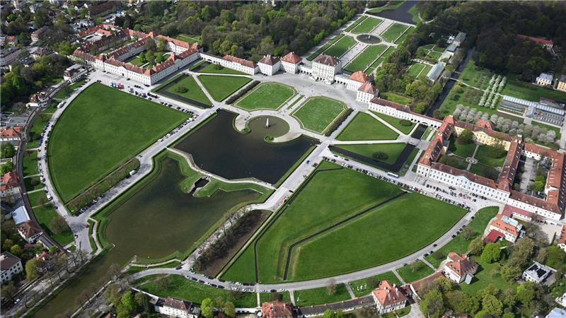Historische Parkanlagen im Klimastress Von einem Zeppelin aus sieht der Park um das Schloss Nymphenburg in München sehr grün aus. (Archivbild)