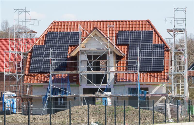 Von einem eigenen Haus träumen wohl viele, aber durch die steigenden Zinsen und die explodierenden Baukosten rückt für manchen dieser Traum in weiter Ferne. Foto: Bucher/dpa