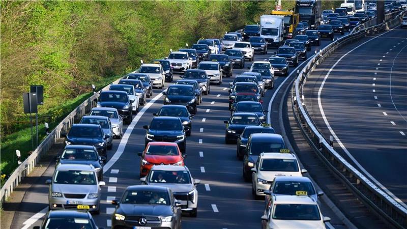 Von einem kilometerlangen Rückstau (Symbolbild) auf der A 27 berichtet die Polizei.