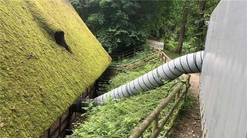 Buxtehuder Wassermühle von Würmern befreit Von einer Anlage zur thermischen Bekämpfung der Schädlinge gerät heiße Luft über eine Rohrleitung in das Gebäudeinnere der Wassermühle Ovelgönne.