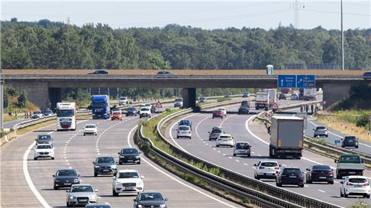 Von einer Autobahnbrücke in Garlstorf (Kreis Harburg) wurden Gegenstände auf die Autobahn A7 geworfen (Symbolbild).