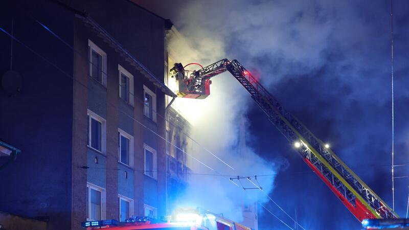Solingen: Familie mit zwei Kindern stirbt bei Brand Von einer Drehleiter aus bekämpft ein Feuerwehrmann den Brand in dem Mehrfamilienhaus.