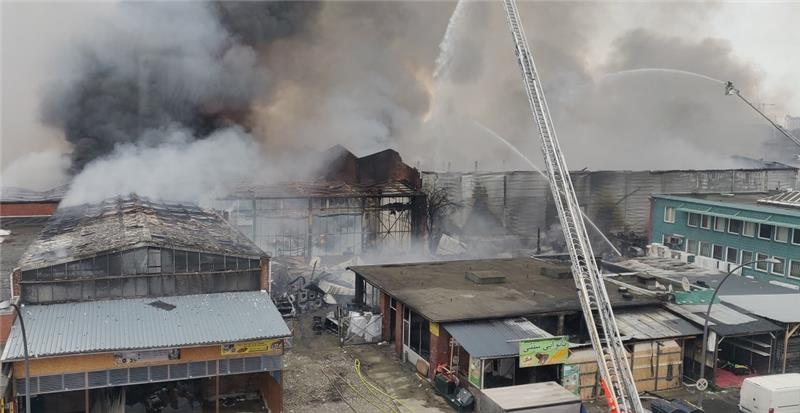 Drei Tage nach Großbrand weiter Löscharbeiten in Rothenburgsort Von einer Drehleiter aus spritzen Feuerwehrleute Wasser auf brennende und stark rauchende Lagerhallen. Die Feuerwehr warnt vor Gefahr durch Rauchgase und chemische Bestandteile in der Atemluft bei dem Brand im Stadtteil Rothenburgsort. Foto: Fynn Rohr/dpa