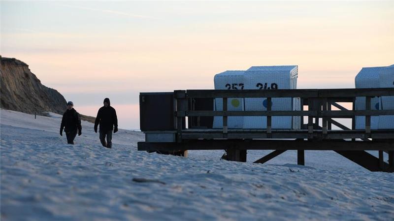 Marode Aussichtsplattform auf Sylt abgerissen - Neubau Von einigen - provisorisch aufgebauten - Strandkörben auf einem Rettungsschwimmer-Turm können Sylter und Urlauber jetzt den Blick auf die Nordsee genießen. Bis der Neubau in Kampen steht.