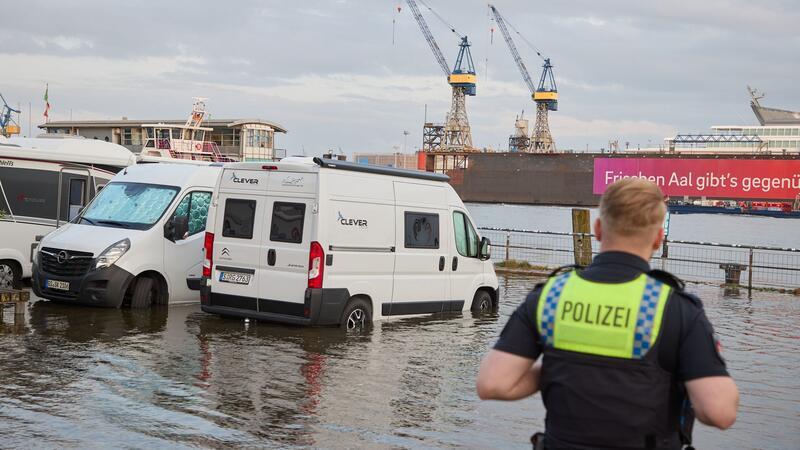 Hamburger Fischmarkt bei Sturmflut teils überspült Von größeren Schäden wegen der Sturmflut war zunächst nichts bekannt.