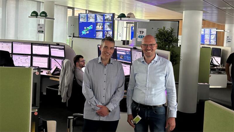 Von hier kommen die Durchsagen an den Bahnsteigen im Hamburger S-Bahnnetz: Schichtleiter Björn Borchers (links) und Andre Schwarz, Geschäftsführer Produktion der S-Bahn Hamburg, in der Betriebszentrale der S-Bahn in Hammerbrook.