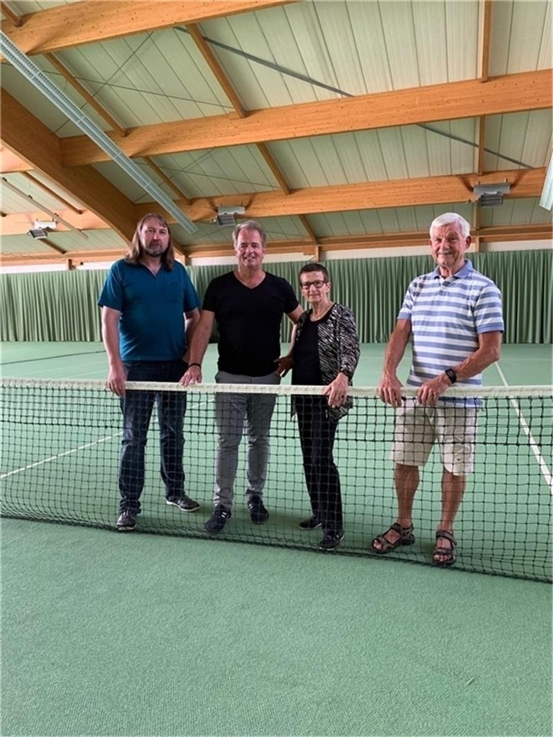 Von links: Bürgermeister Bernd Reimers, der neue Pächter Sven Frisch sowie Isolde John und Horst Nägler vom Tennisclub, der sich auflöst. Foto: Gemeinde Himmelpforten