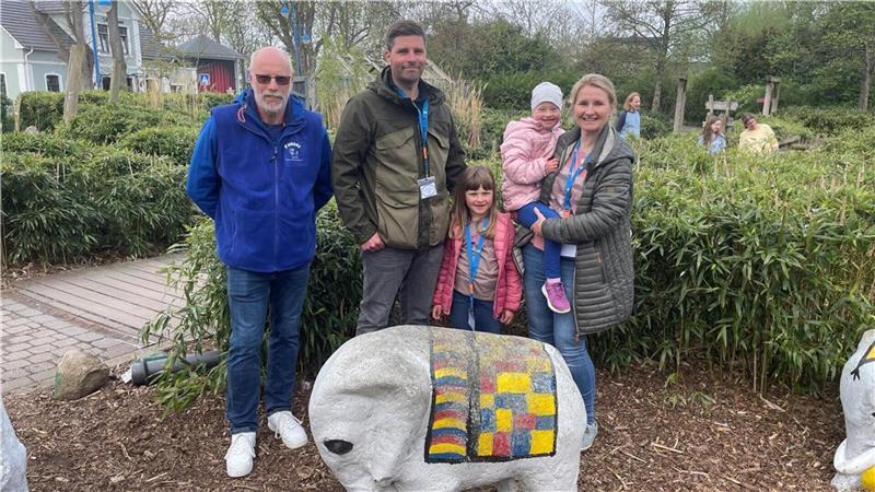 Von links: Heiner Westphal vom Verein „Fussel“ mit Dominik, Johanna, Katharina und Christina. Für die Familie ist der Aufenthalt in Tossens eine Erholung.