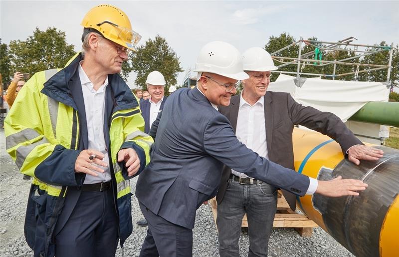 Erste Schweißnaht gesetzt: Bau der LNG-Pipeline in Brunsbüttel gestartet Von links: Jens Schumann, Geschäftsführer Gasunie Deutschland, Tobias Goldschmidt (Bündnis 90/Die Grünen) Energiewendeminister Schleswig-Holstein, und Stefan Wenzel (Bündnis 90/Die Grünen), Parlamentarischer Staatssekretär des Bundesministeriums für Wirtschaft und Klimaschutz, prüfen die Temperatur nach dem Schweißen an der Naht der Pipeline für das geplante schwimmende Flüssiggas-Terminal. Foto: Georg Wendt/dpa
