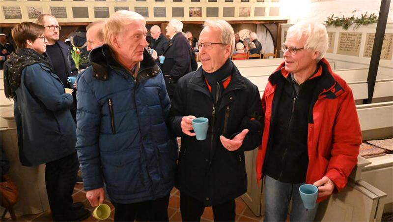 Von links: Jürgen Hagenah, Heiner Schlichtmann und Siemer Gerking im Gespräch unterhalb der Orgel-Empore.
