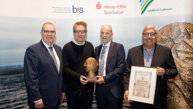 Von links: Landrat Thorsten Krüger, Preisträger Felix Ahlers, Rolf Sünderbruch (WESPA) und Oberbürgermeister Melf Grantz. Foto: Masorat