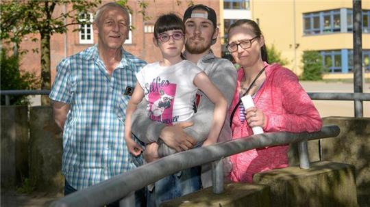 Von links: Manfred, Josephine Marie (8), Dustin und Yvonne Köckritz vor der Marktschule. Foto: Masorat