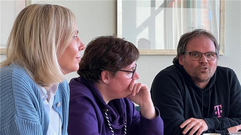Von links: Marina Tudyka (24 DRK-Kitas, Konzernbetriebsrat des DRK), Nina Witting (DRK-Seniorenheime Buxtehude, Stade und Harsefeld) und Udo Oellrich (Telekom und Verdi-Kreisvorsitzender).