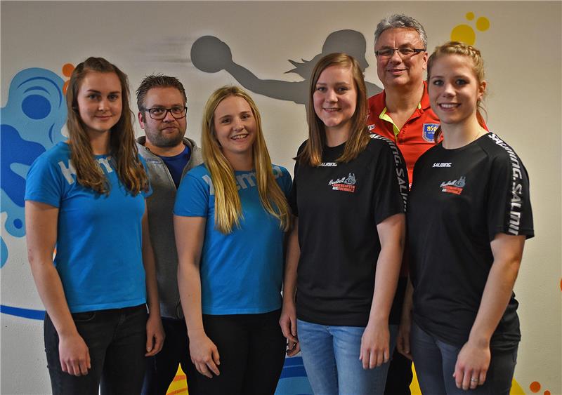 Von links: Paula Prior, Trainer Steffen Birkner, Lynn Schneider arbeiten ab Sommer gemeinsam bei der SGH Rosengarten-Buchholz. Lisa Prior, BSV-Trainer Dirk Leun und Isabell Kaiser freuen sich auf die nächste gemeinsame Bundesliga-Saison beim BSV. Foto BSV