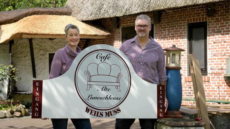 Kult-Café für Biker und Ausflügler im Fischereihafen öffnet wieder Von links: Sandra und Eric Pallentin präsentieren ihre neue "Alte Luneschleuse". Foto: Masorat