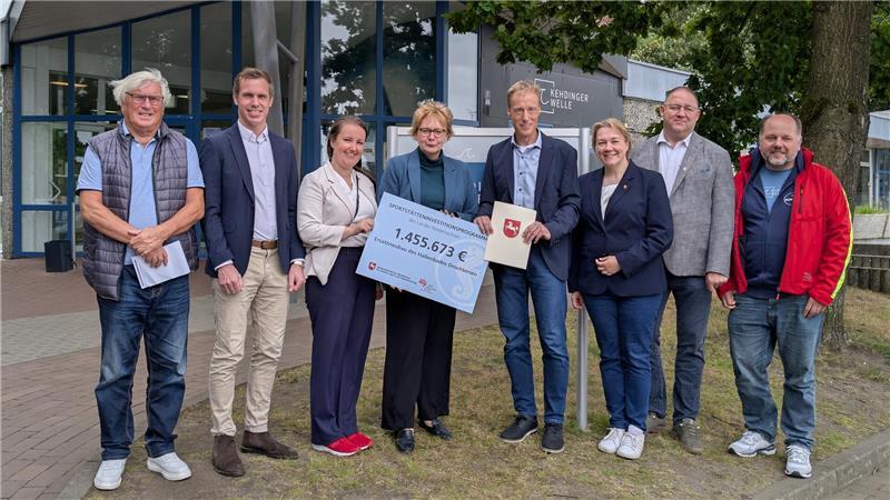 Darum ist das Hallenbad in Drochtersen für die Region unverzichtbar Von links nach rechts: Dirk Ludewig (SPD), Hannes Hatecke (CDU), Corinna Lange (SPD), Daniela Behrens (SPD), Mike Eckhoff (parteilos), Melanie Reinecke (CDU), Kai Schildt (SPD), Claus Fastert (DLRG).