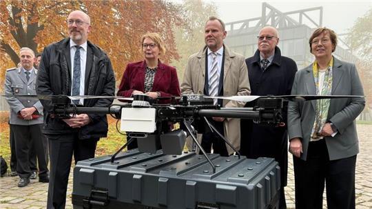 Von links nach rechts stehen Christian Pegel (SPD), Innenminister Mecklenburg-Vorpommerns, Daniela Behrens (SPD), Innenministerin Niedersachsens, Andy Grote (SPD), Innensenator Hamburgs, Ulrich Mäurer (SPD), Innensenator Bremens, und Sabine Sütterlin-Waack (CDU), Innenministerin Schleswig-Holsteins.