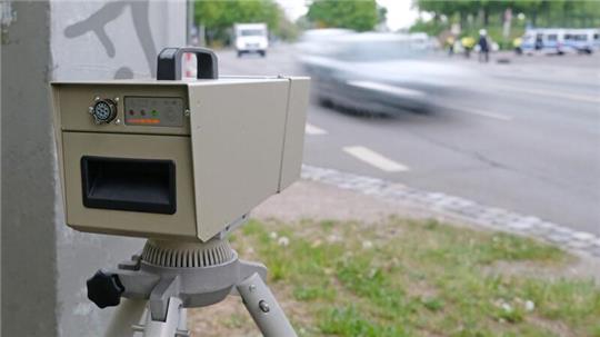 Von mehr als 6.000 Fahrzeugen waren in einem verengten Baustellenbereich 194 zu schnell. (Symbolbild)