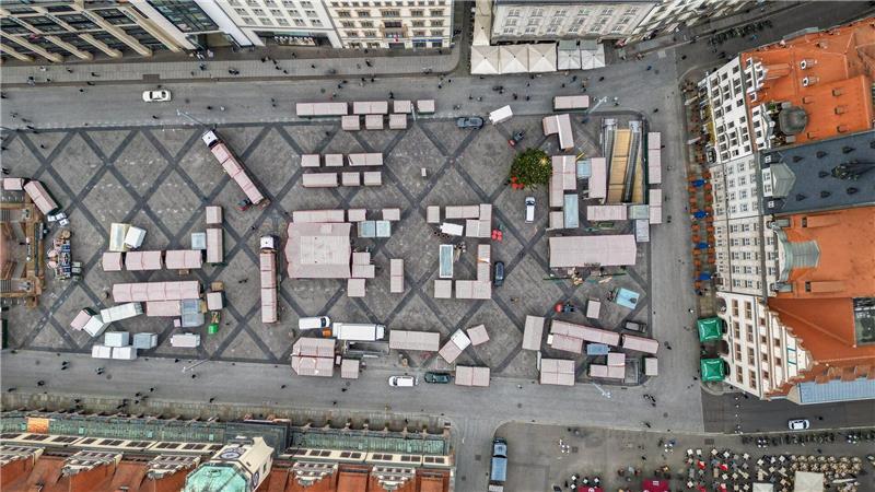 Von oben: Budenaufbau für den Leipziger Weihnachtsmarkt hat begonnen