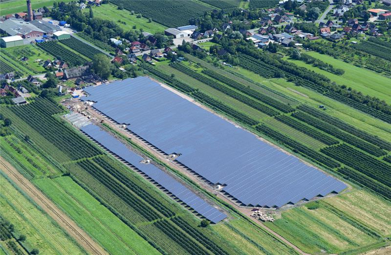 Von oben ist der neue Solarpark in Barnkurg gut zu erkennen, vom Obstmarschenweg in Barnkrug aus sieht man ihn gar nicht. Foto: Martin Elsen