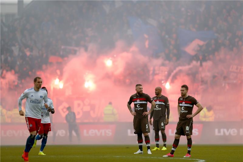 HSV erwartet hitziges Stadtderby gegen St. Pauli Von rechts im Bild: St. Paulis Marvin Knoll, Christopher Avevor und Christopher Buchtmann reagieren nach einem Tor für den HSV. Archivfoto Christian Charisius/dpa